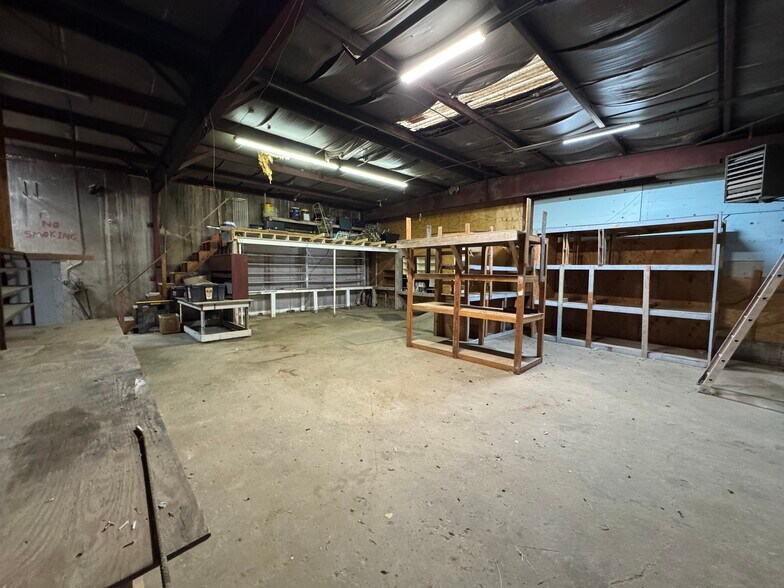 More Photos Of 400 E Jackson St, Broken Arrow Warehouse For Lease