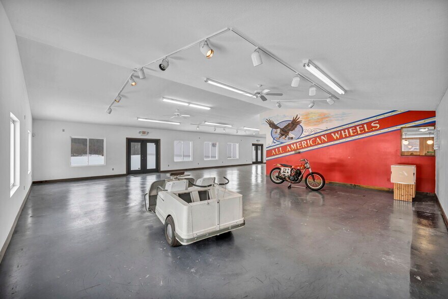 More Photos Of 4085 Herner County Line Rd, Southington Showroom For Sale