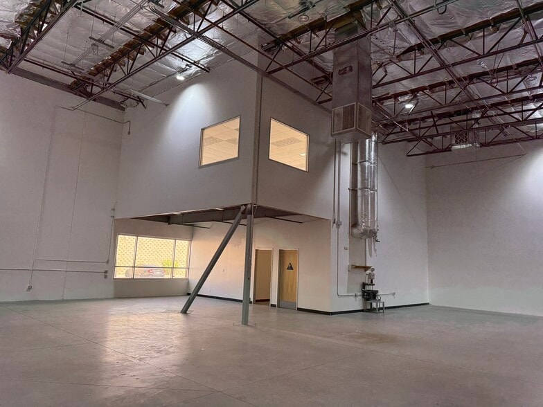 More Photos Of 34500 Gateway Dr, Palm Desert Warehouse For Lease