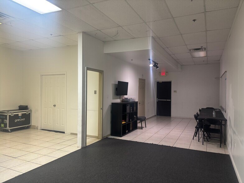 More Photos Of 3300-3350 S Watson Rd, Arlington Unknown For Lease