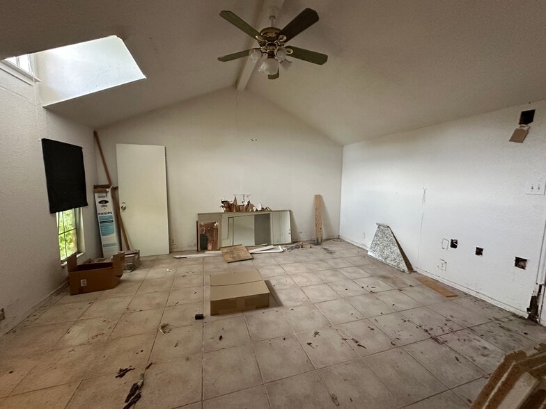 More Photos Of 6628 Crestway Dr, San Antonio Flex For Sale