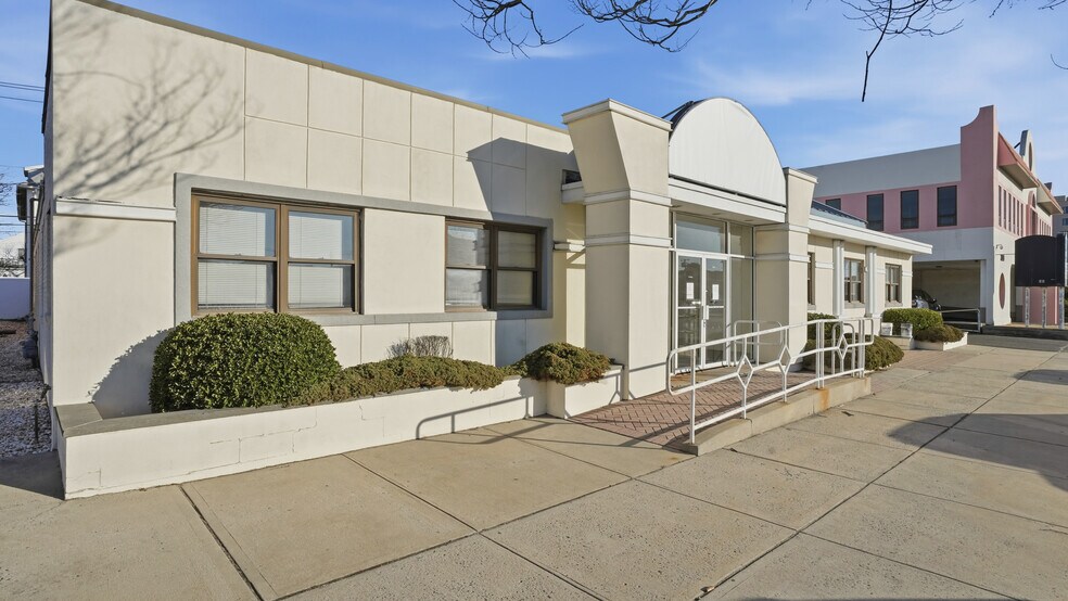 Primary Photo Of 325 W Park Ave, Long Beach Medical For Sale