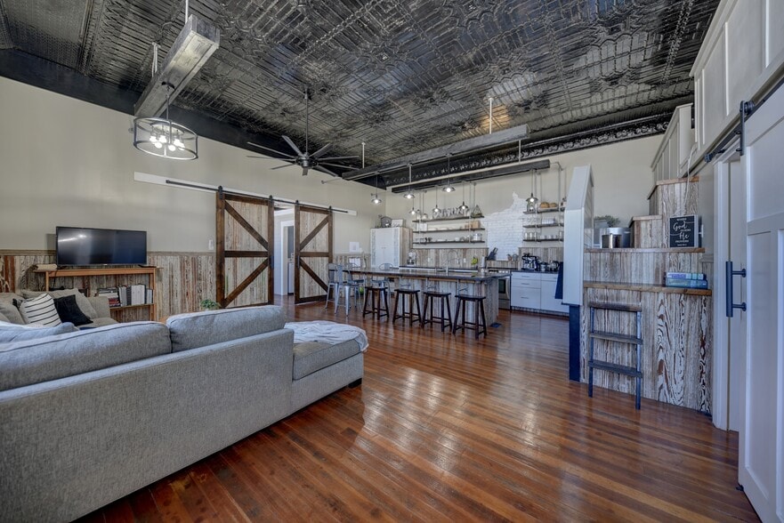 More Photos Of 103 N Main, Moulton Showroom For Sale