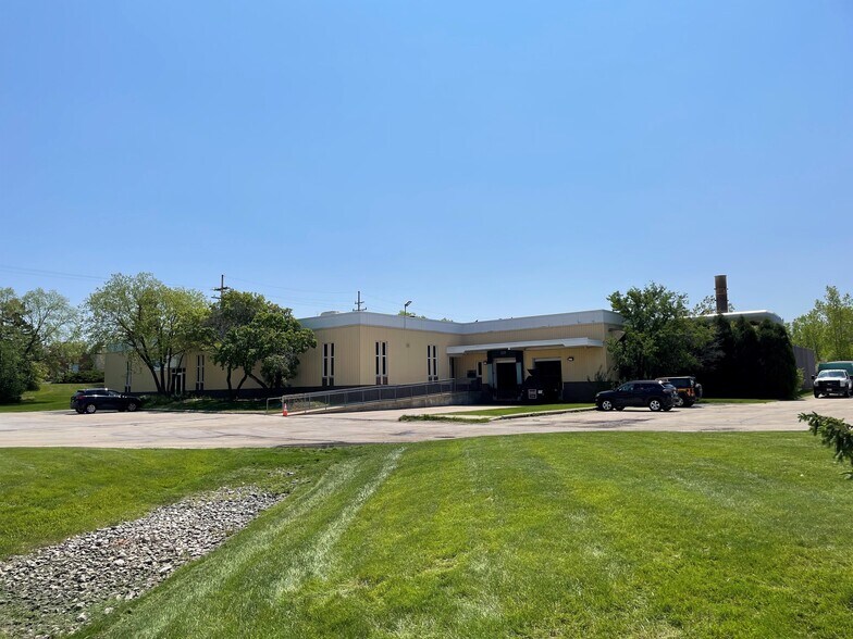 Primary Photo Of 15805 W Overland Dr, New Berlin Manufacturing For Sale