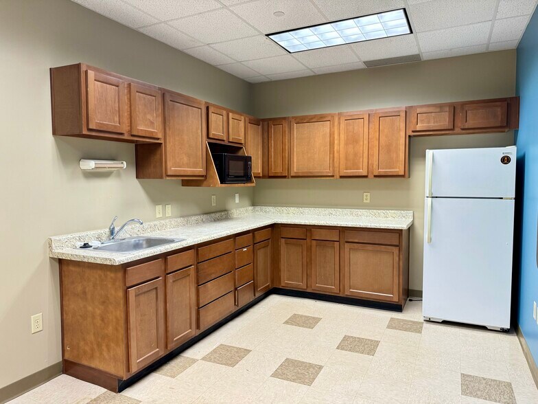 More Photos Of 8902 Vincennes Cir, Indianapolis Light Distribution For Lease