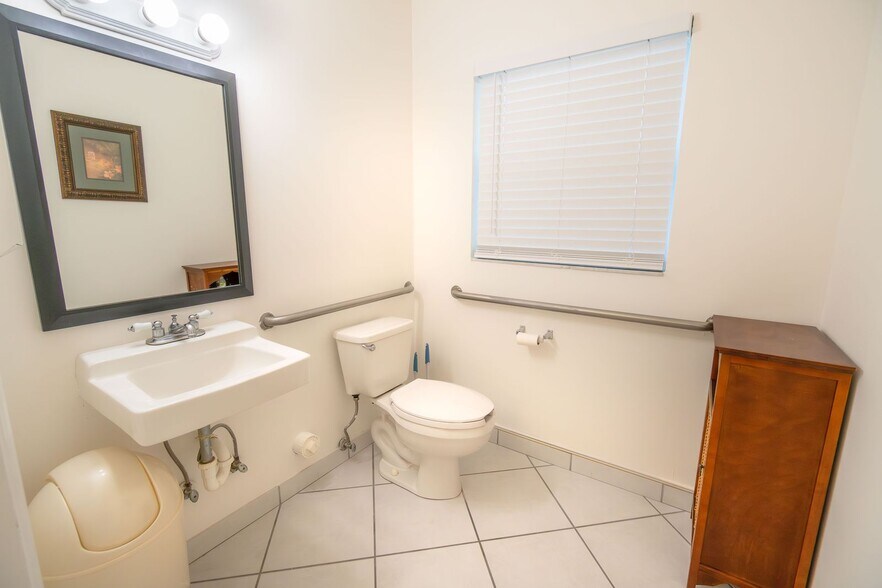 More Photos Of 18 NE 2nd Ave, Dania Beach Office For Sale