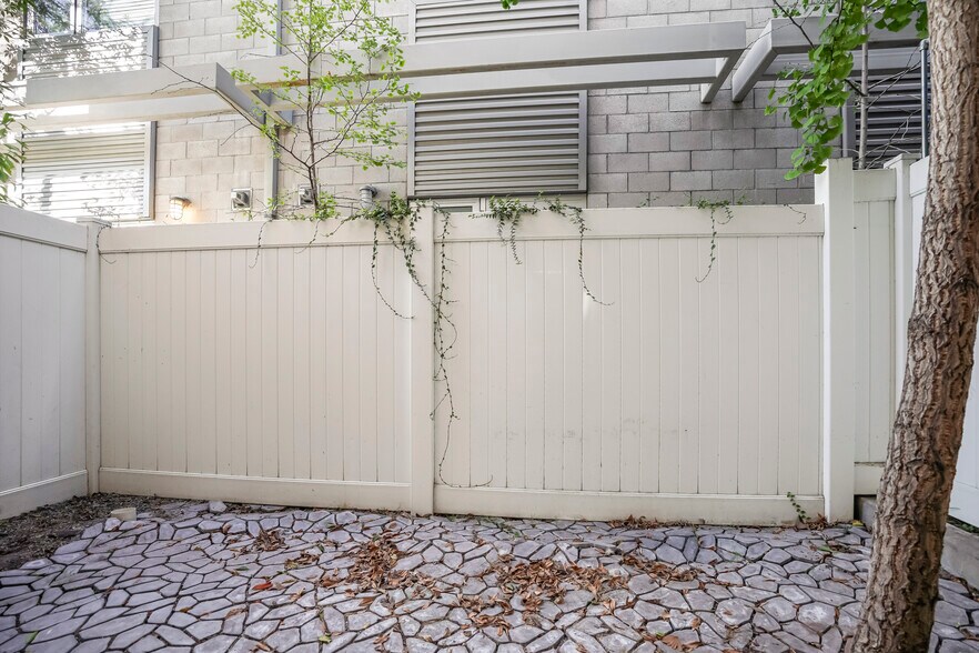 More Photos Of 3450 Cahuenga Blvd W, Los Angeles Office Residential For Lease