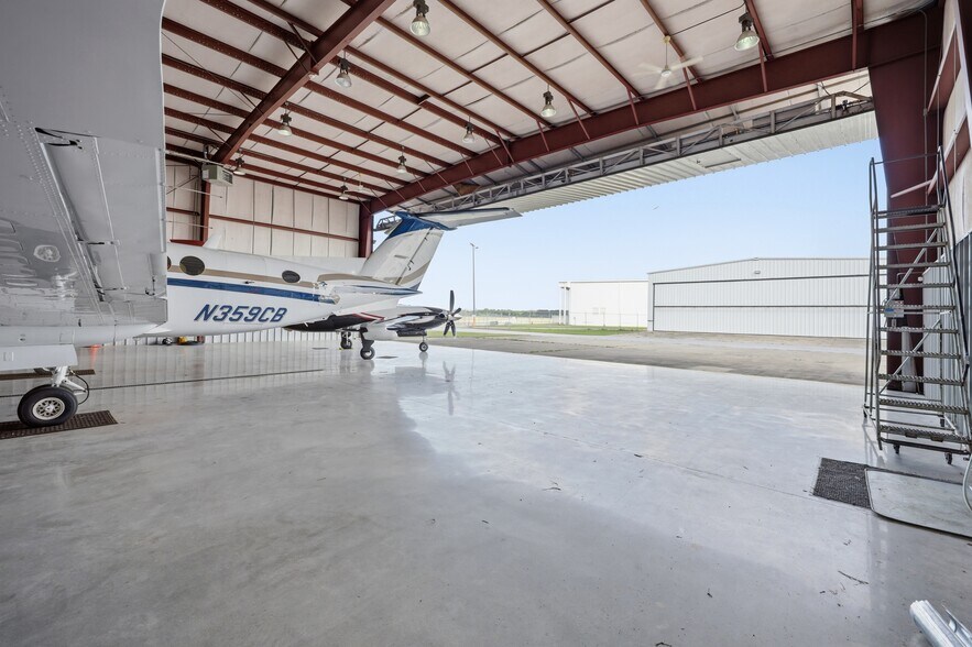 More Photos Of 1121 N Memorial Dr, Greenville Airplane Hangar For Lease