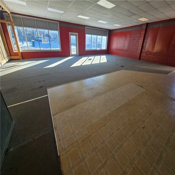 More Photos Of 302 N Silver St, Paola General Retail For Sale