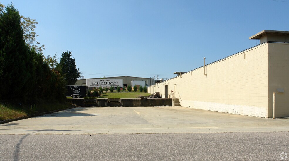 More Photos Of 112-118 Jones St, Fuquay Varina Warehouse For Lease