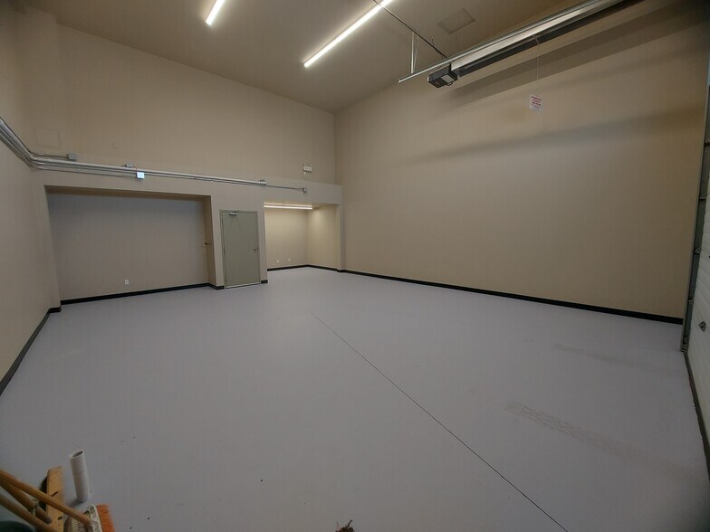 More Photos Of 7471 Edgar Industrial Bnd, Red Deer Warehouse For Lease