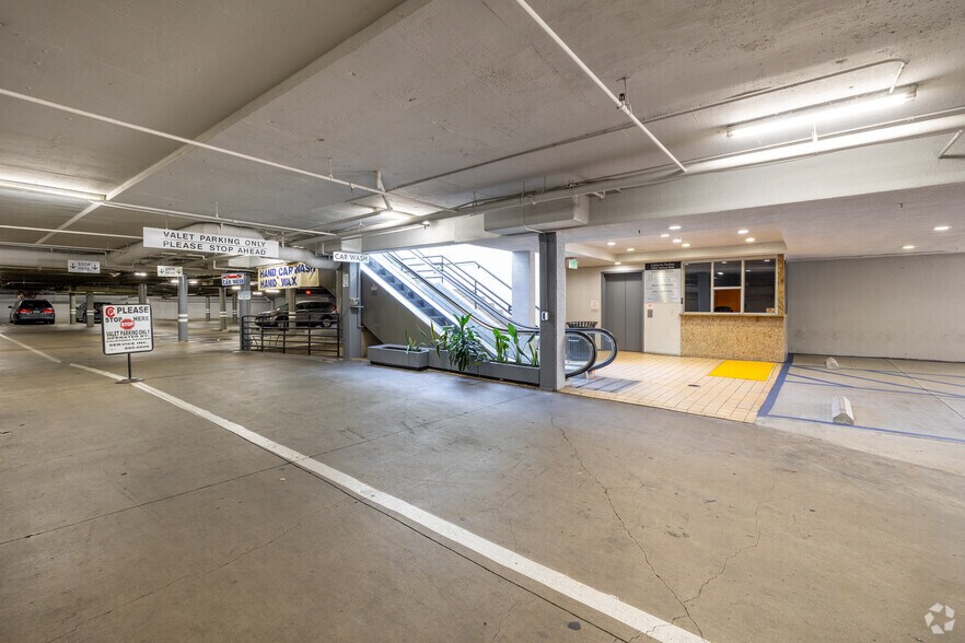 More Photos Of 12265 Ventura Blvd, Studio City Storefront For Lease