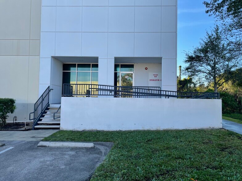 More Photos Of 1700 35th St, Orlando Warehouse For Lease