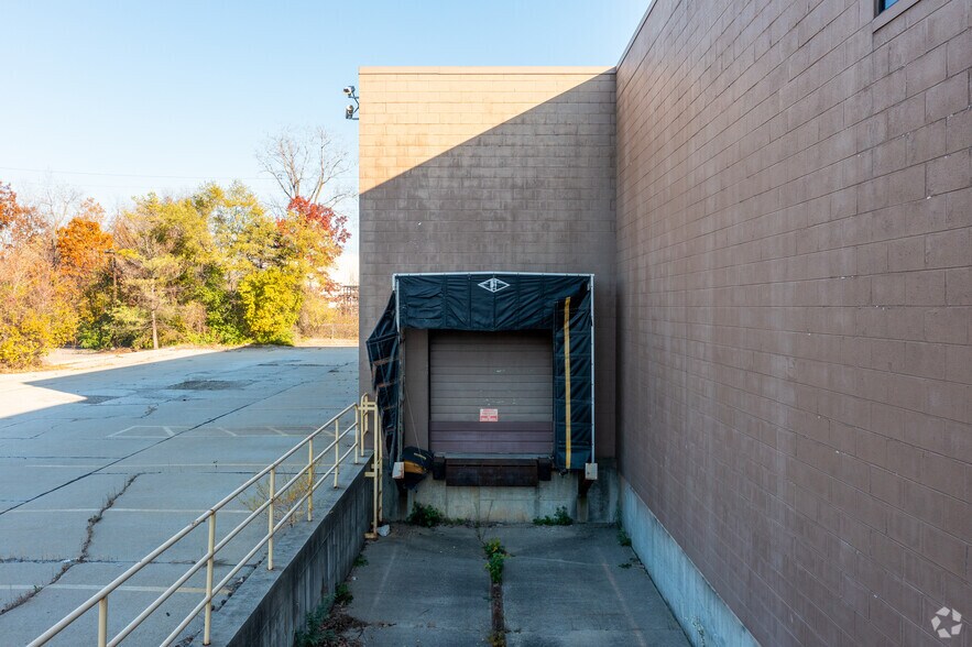 More Photos Of 33855 Capitol St, Livonia Distribution For Lease