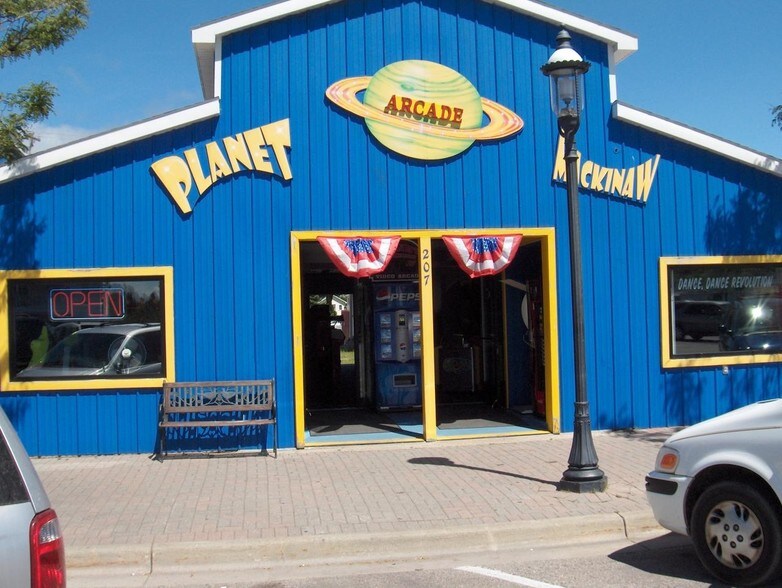 More Photos Of 207 E Central Ave, Mackinaw City Freestanding For Lease