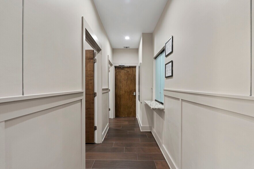 More Photos Of 9518 Tioga Dr, San Antonio Office For Sale