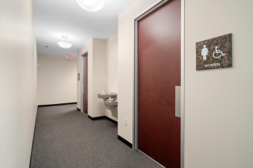 More Photos Of 7840 N Sam Houston Pky W, Houston Office For Lease