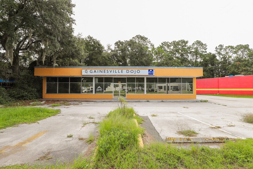 More Photos Of 1947 N Main St, Gainesville Freestanding For Sale