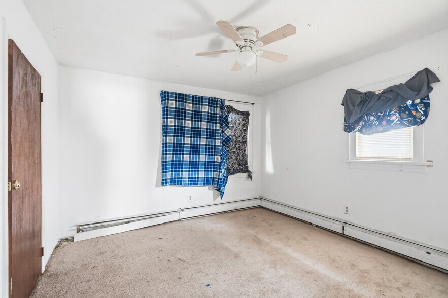 More Photos Of 30 Catlin Ave, Roosevelt Flex For Sale