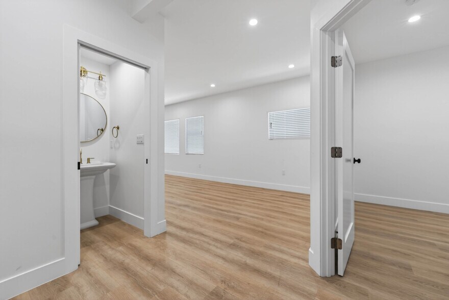 More Photos Of 678 E 45th St, Los Angeles Multifamily For Sale