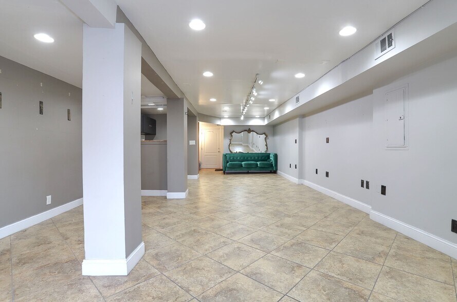 More Photos Of 693 Bergen Ave, Jersey City Storefront Retail Residential For Lease