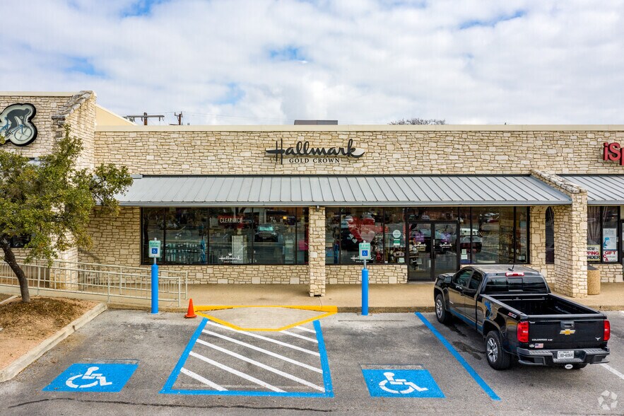 More Photos Of 2929-2951 Thousand Oaks Dr, San Antonio Storefront For Lease