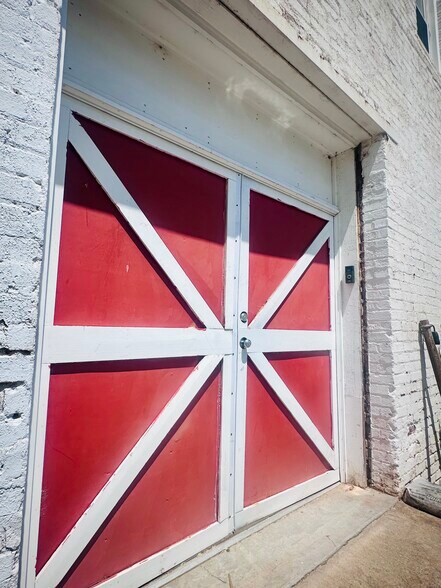 More Photos Of 103 N College Ave, Newton General Retail For Lease