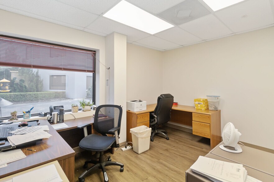 More Photos Of 1076 Florida Central Pky, Longwood Warehouse For Lease