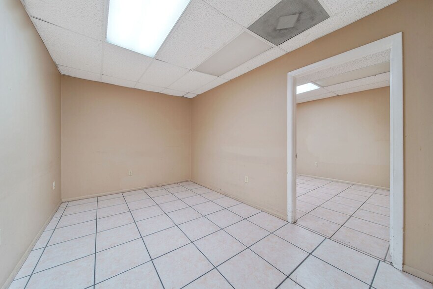 More Photos Of 25 E 4th St, Hialeah Office For Sale