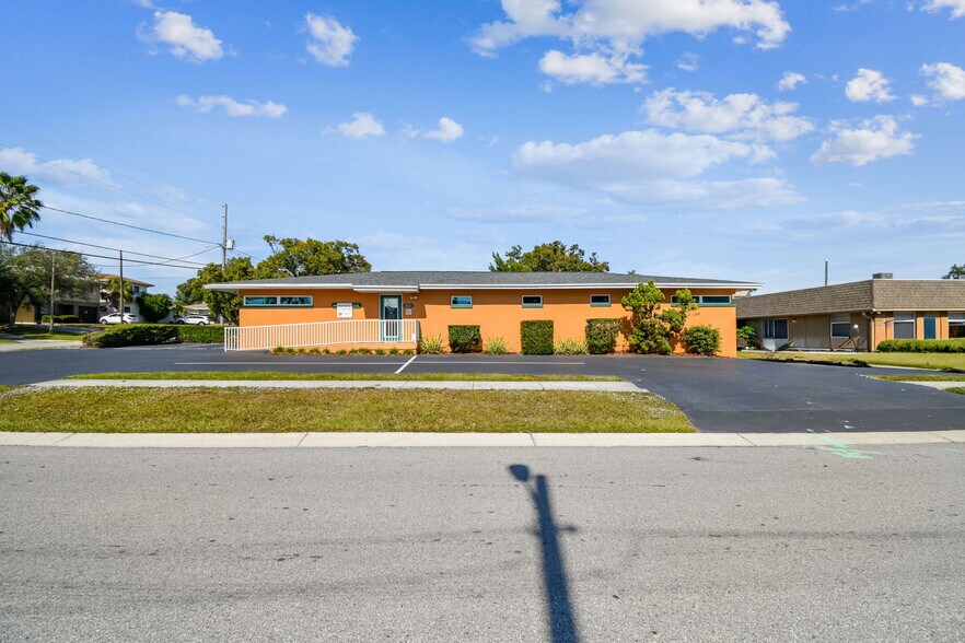 More Photos Of 321 S Lincoln Ave, Clearwater Medical For Sale