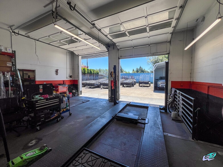 More Photos Of 786 NE Burnside Rd, Gresham Auto Dealership For Sale