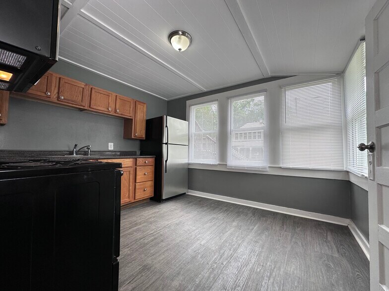 More Photos Of 1106 Esplanade St, Marshall Apartments For Sale
