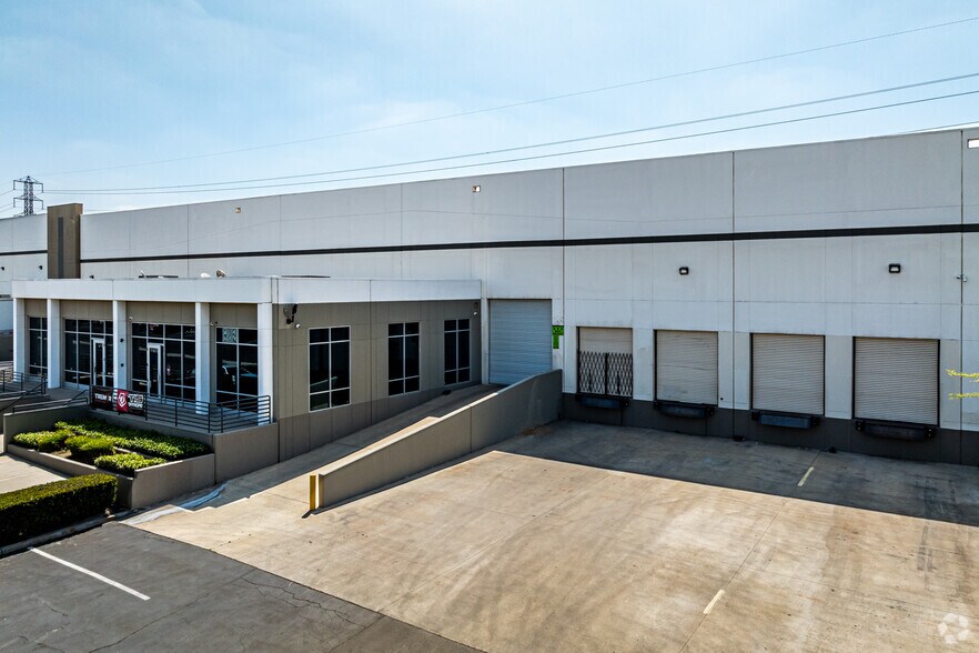 More Photos Of 10888 San Sevaine Way, Jurupa Valley Distribution For Lease