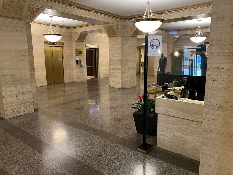 More Photos Of 211 W Wacker Dr, Chicago Office For Lease
