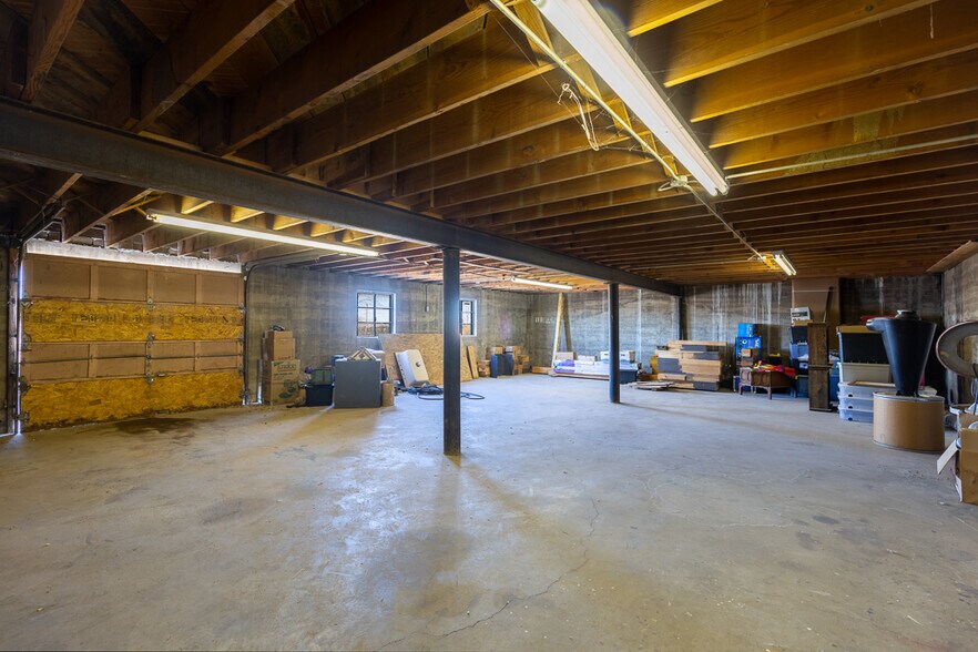 More Photos Of 27 S Broadway, Cortez Flex For Sale