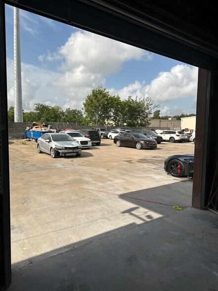 More Photos Of 2525 Westhollow Dr, Houston Auto Repair For Sale