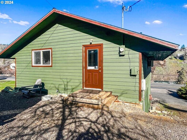 More Photos Of 599 S Highway 197, Maupin Office Residential For Lease