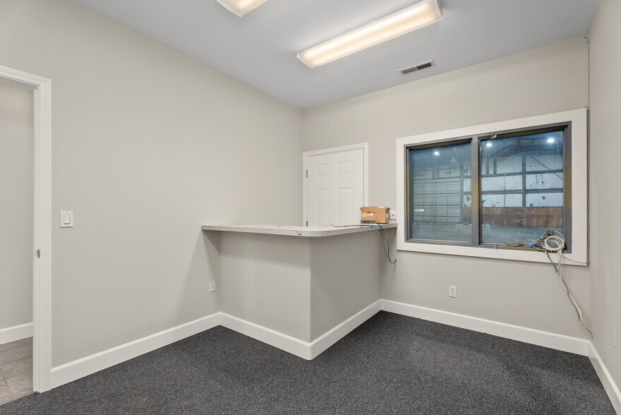 More Photos Of 180 Weyerhaeuser Dr N, Roseburg Warehouse For Sale