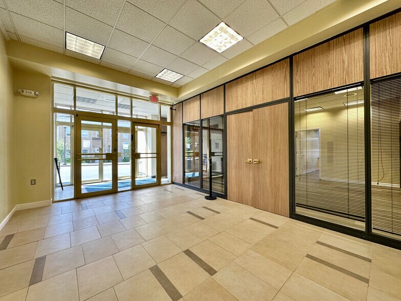 More Photos Of 8 Lester St, Martinsville General Retail For Sale