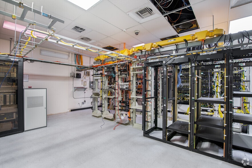 More Photos Of 701 E Middlefield Rd, Mountain View Research And Development For Lease