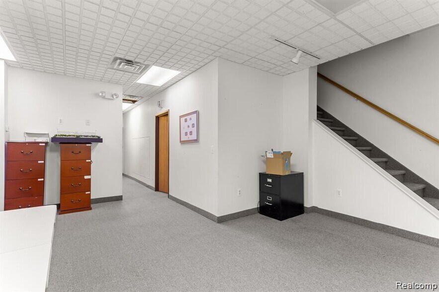 More Photos Of 3020 Oakwood Blvd, Melvindale Office For Lease