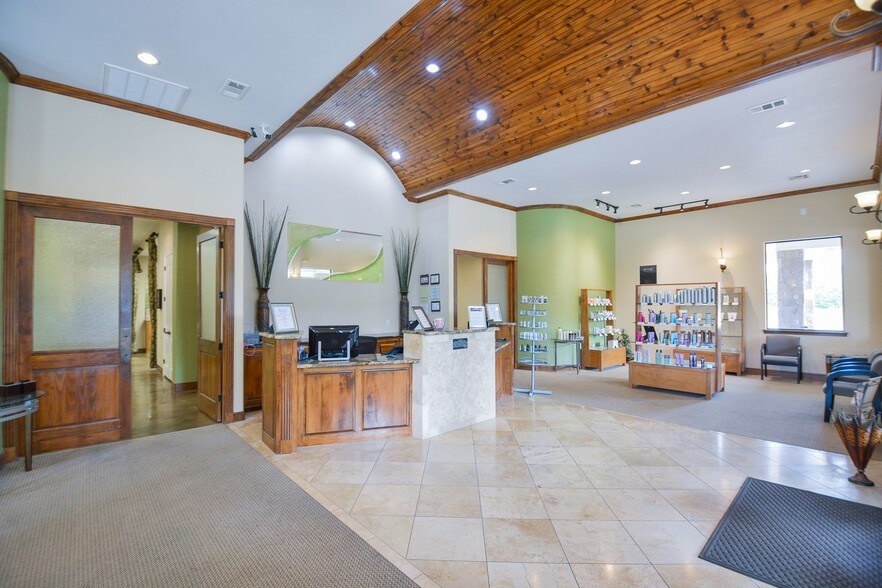 More Photos Of 2320 Airport Rd, Temple Storefront Retail Office For Lease