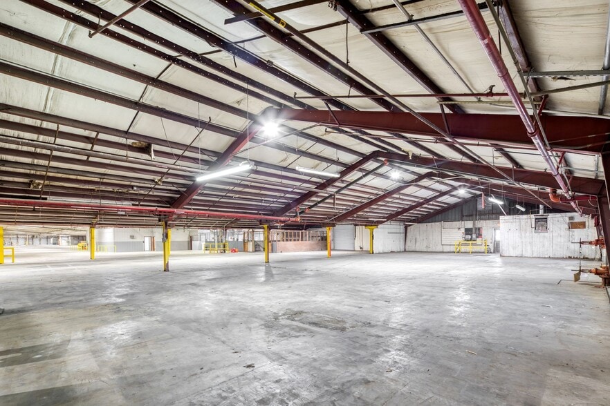 More Photos Of 410 S River St, Calhoun Warehouse For Lease