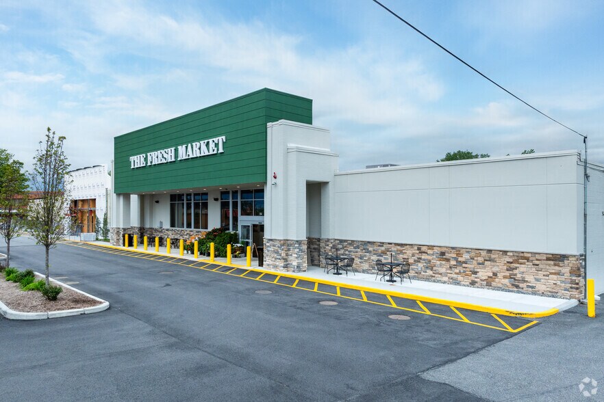 Primary Photo Of 84 Worcester Rd, Framingham Supermarket For Lease