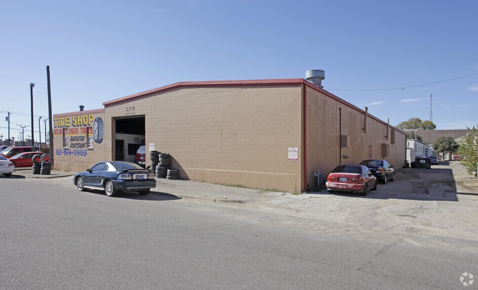 More Photos Of 209 E Division St, Arlington Unknown For Lease