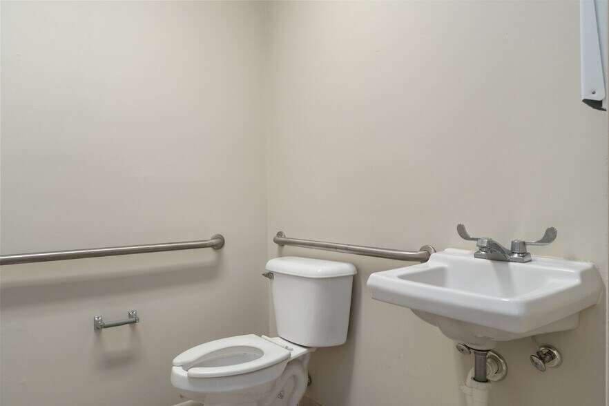 More Photos Of 300 S Line Ave, Inverness Medical For Sale