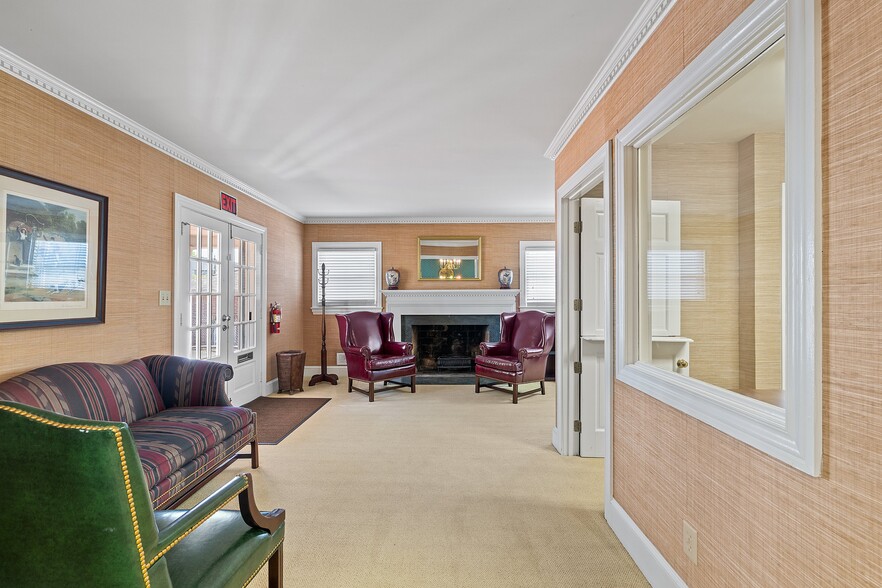 More Photos Of 210-212 E Church St, Smithfield Office For Lease