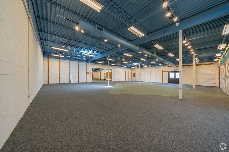 More Photos Of 4700 N University St, Peoria Freestanding For Sale