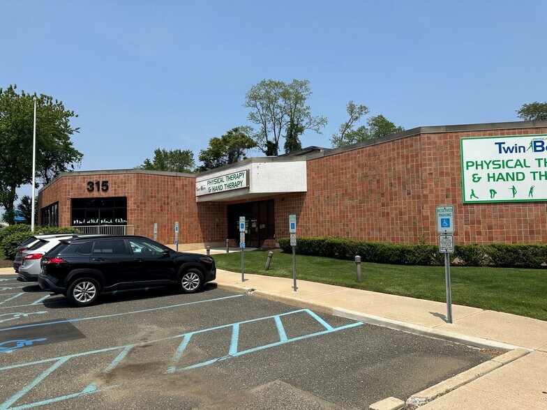 More Photos Of 315 Rt 35, Red Bank Medical For Lease