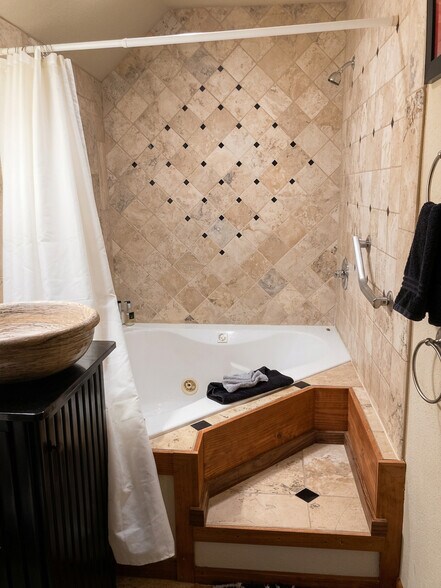 More Photos Of 160 Spring St, Eureka Springs Hospitality For Sale